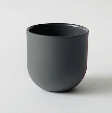 Taza de café en porcelana gris oscuro